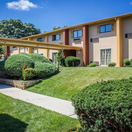 Rodeway Inn Huntington Station - Melville Exteriör bild