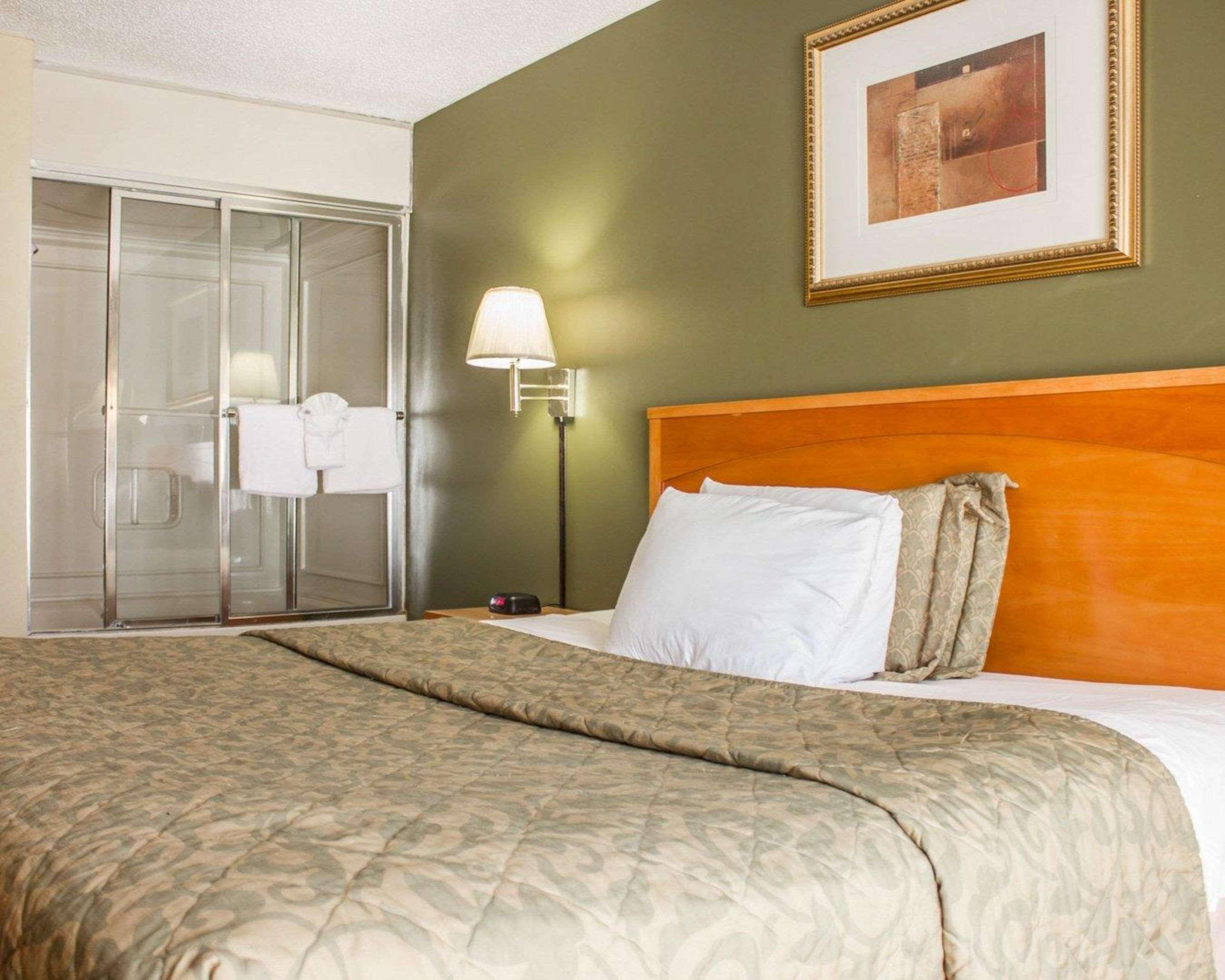 Rodeway Inn Huntington Station - Melville Exteriör bild