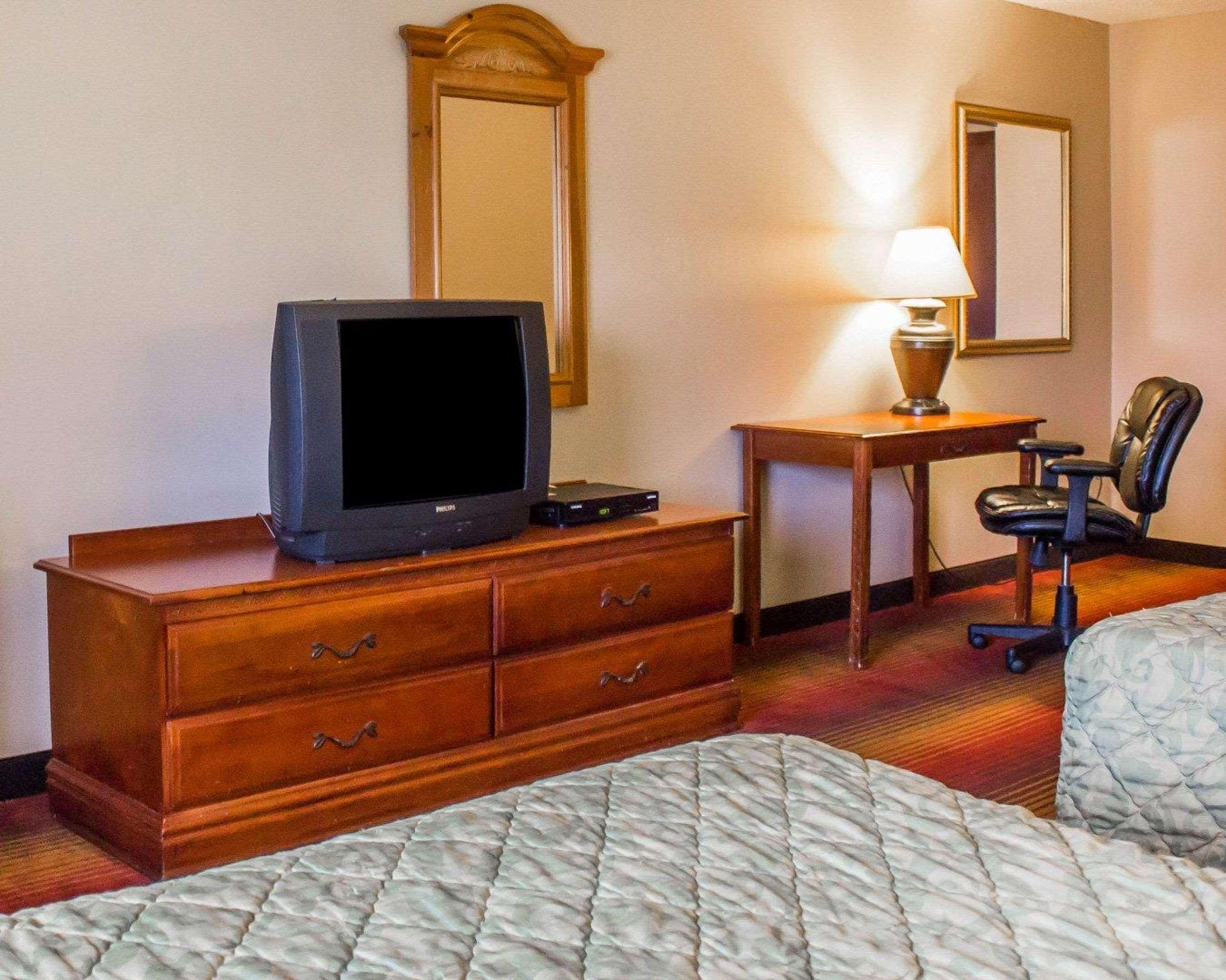 Rodeway Inn Huntington Station - Melville Exteriör bild