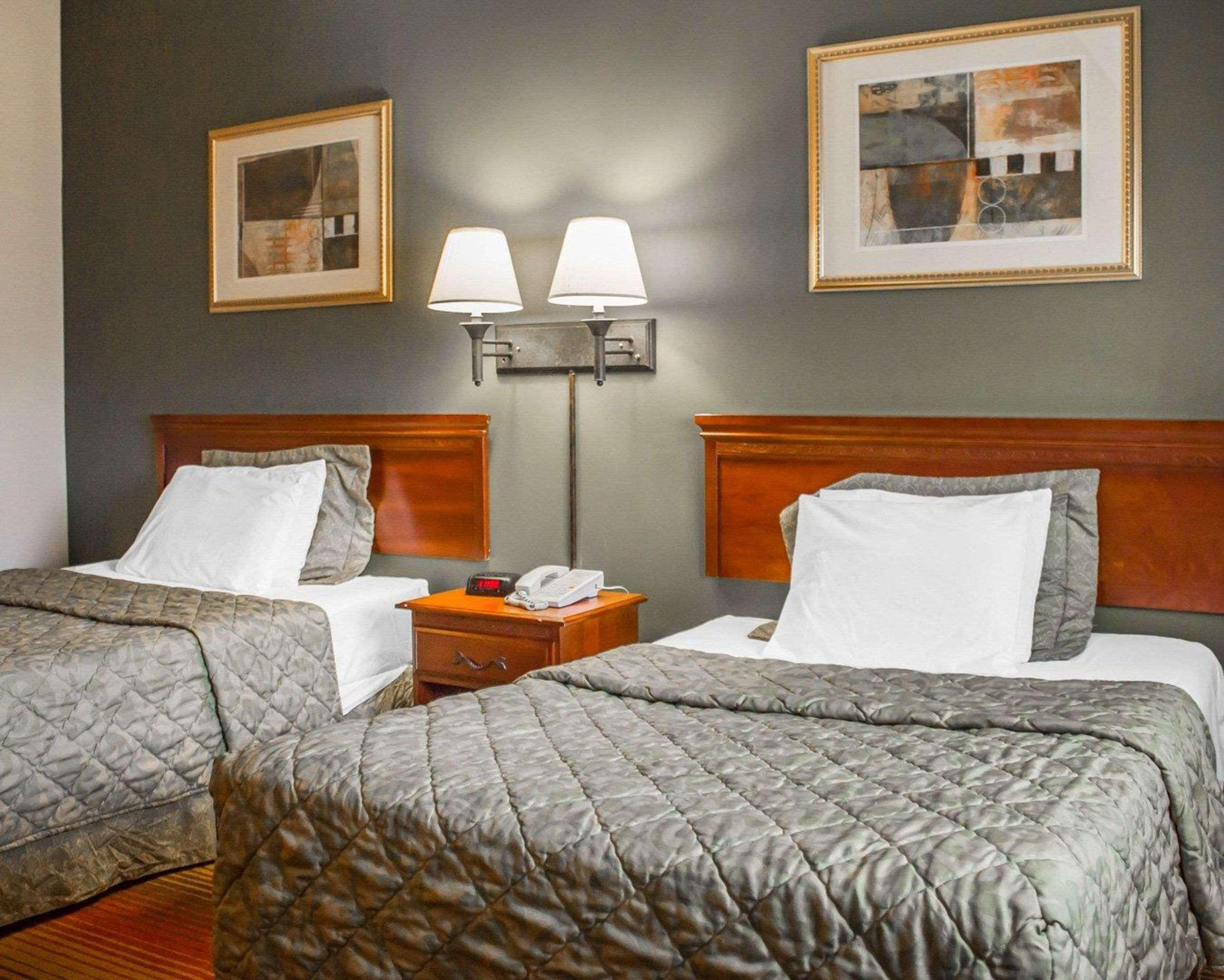 Rodeway Inn Huntington Station - Melville Exteriör bild