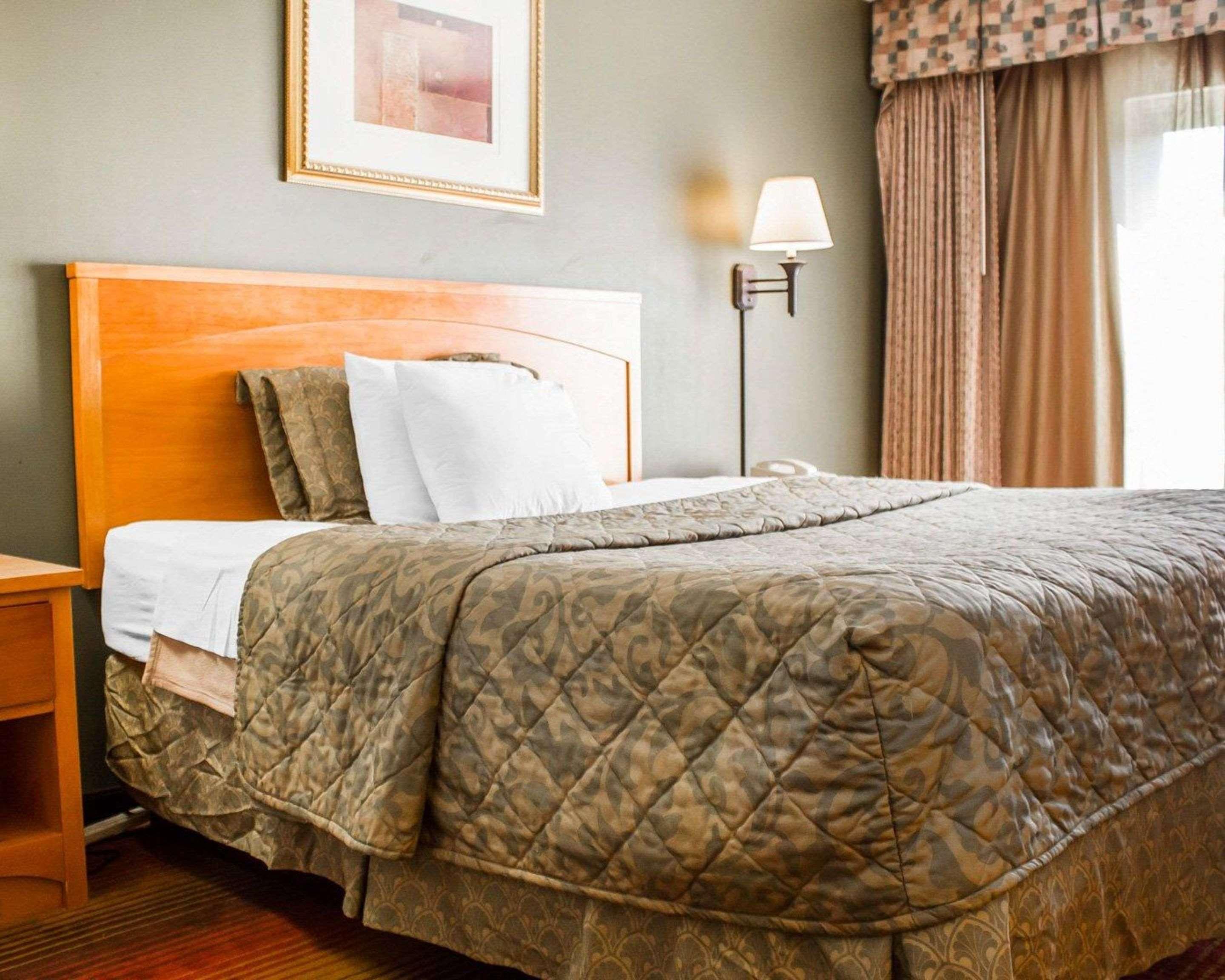 Rodeway Inn Huntington Station - Melville Exteriör bild