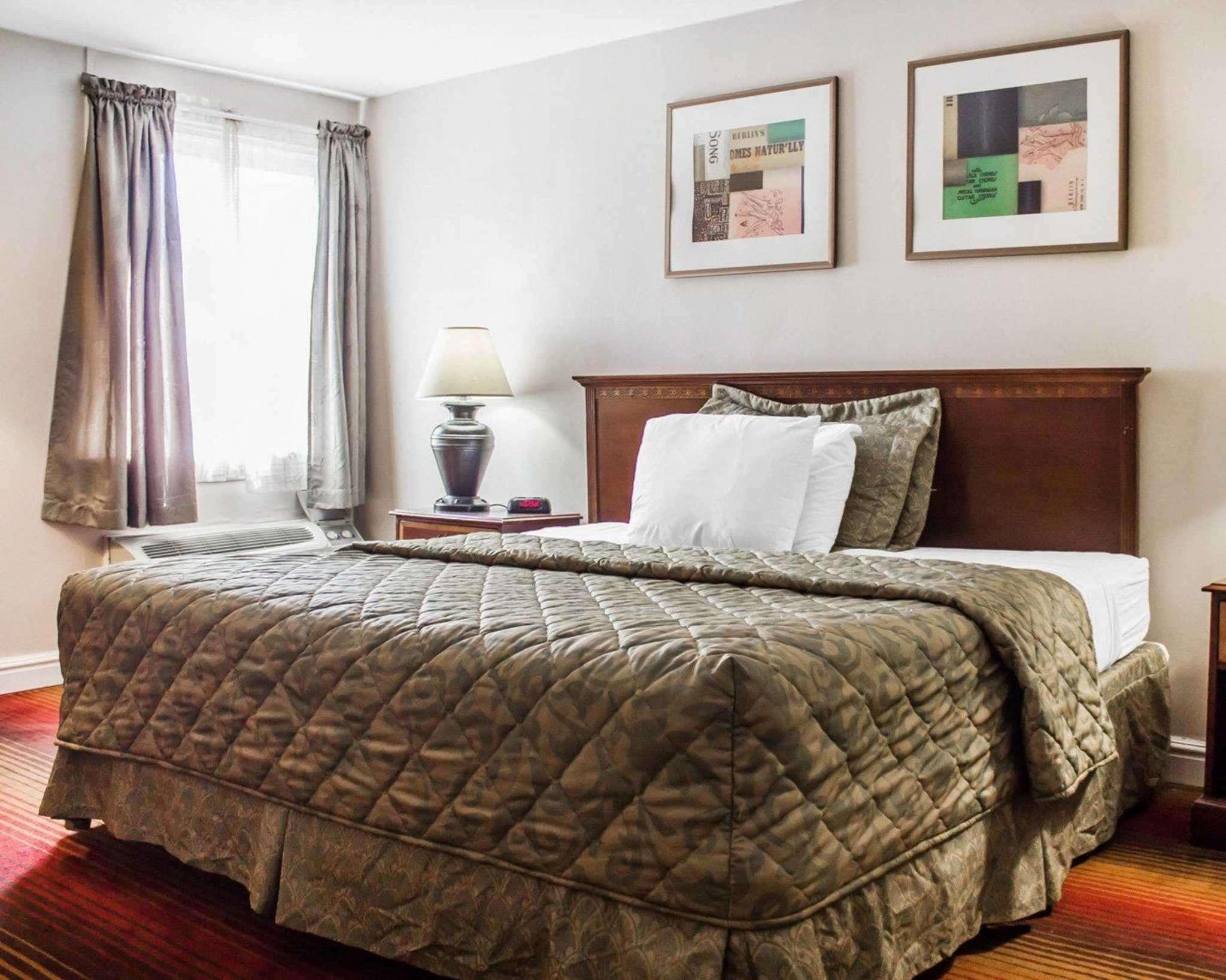 Rodeway Inn Huntington Station - Melville Exteriör bild