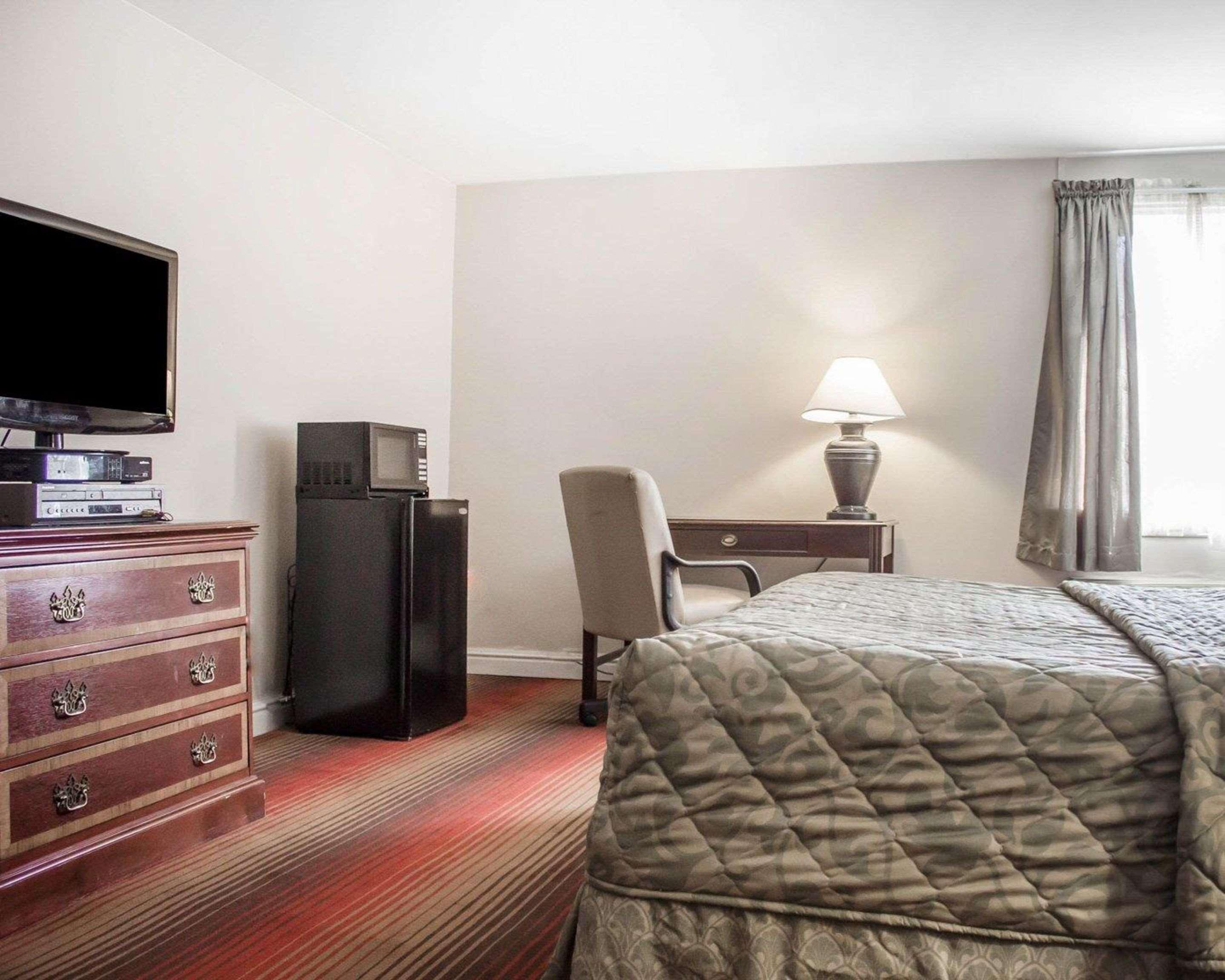 Rodeway Inn Huntington Station - Melville Exteriör bild