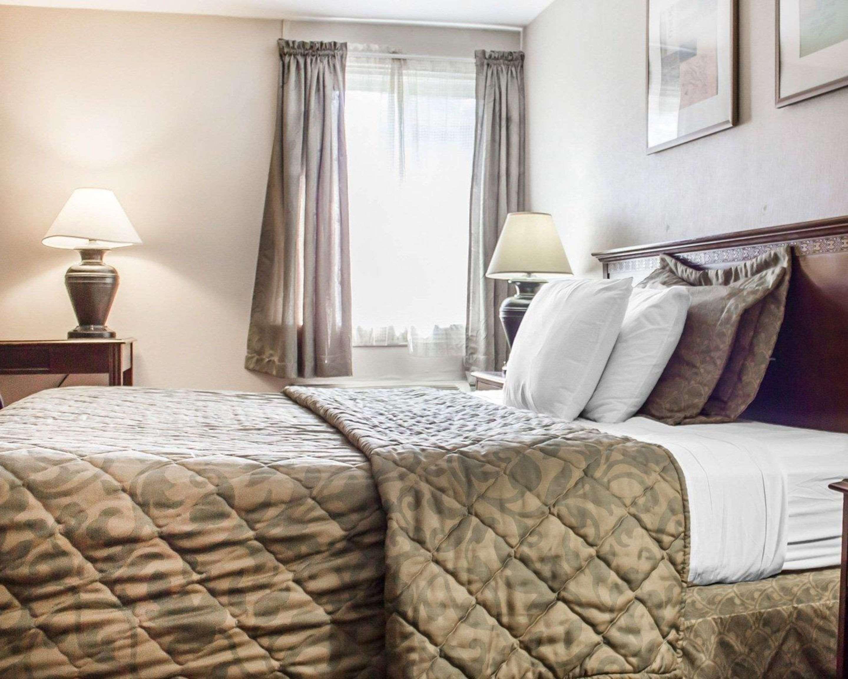 Rodeway Inn Huntington Station - Melville Exteriör bild