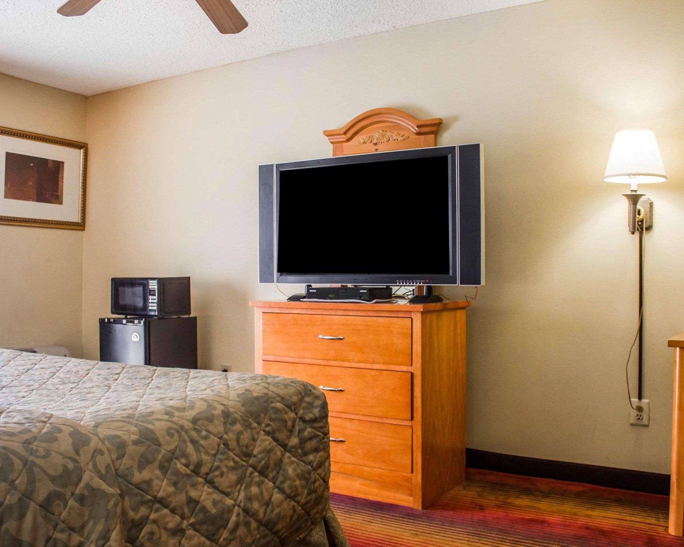 Rodeway Inn Huntington Station - Melville Exteriör bild